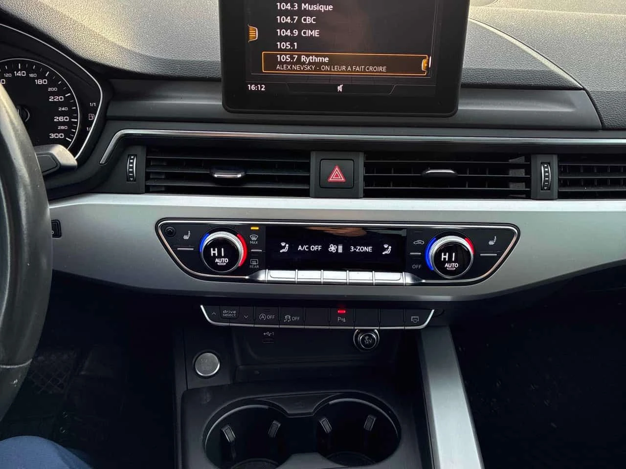 Audi A4  Komfort /CARFAX/Панорама/Памет/Подгрев/Клип - изображение 9