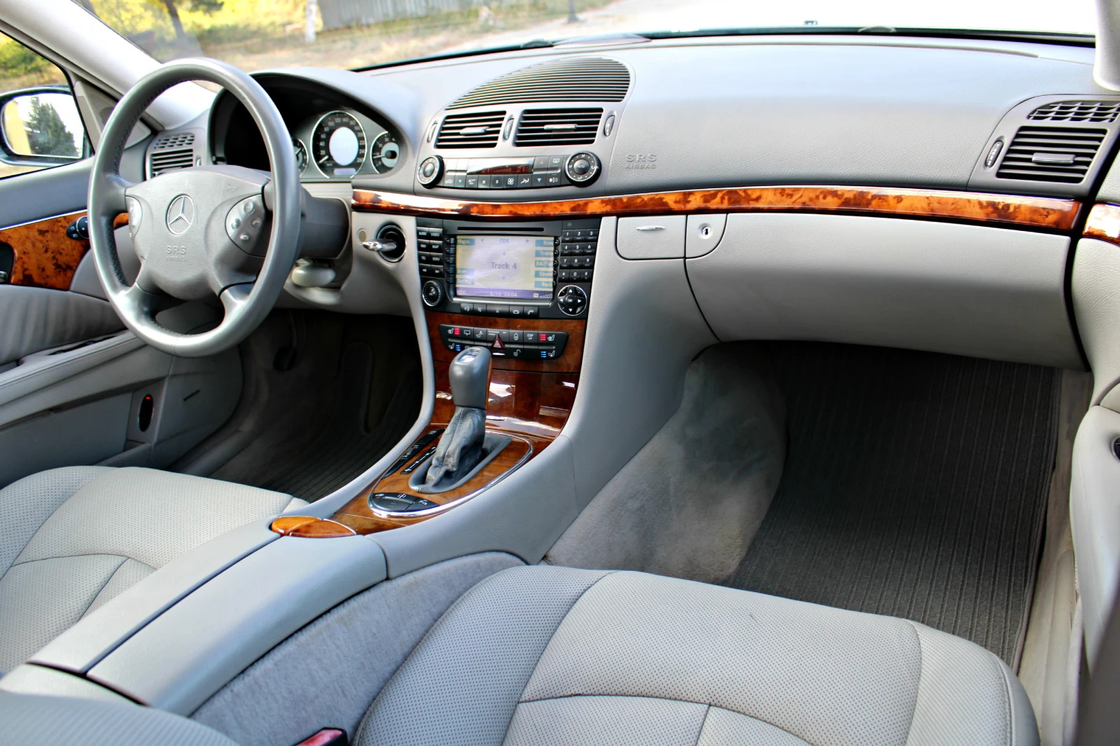 Mercedes-Benz E 500 V8 4-matic Distronic Швейцария, снимка 12 - Автомобили и джипове - 54971954