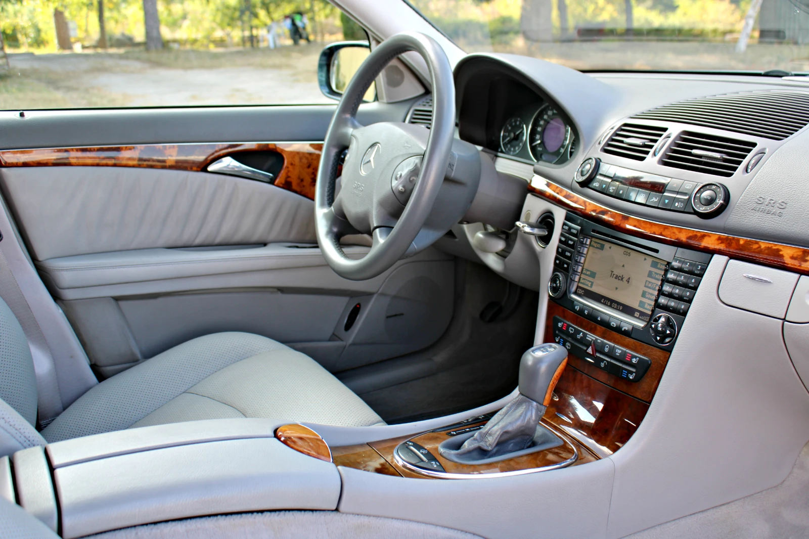 Mercedes-Benz E 500 V8 4-matic Distronic Швейцария, снимка 13 - Автомобили и джипове - 54971954