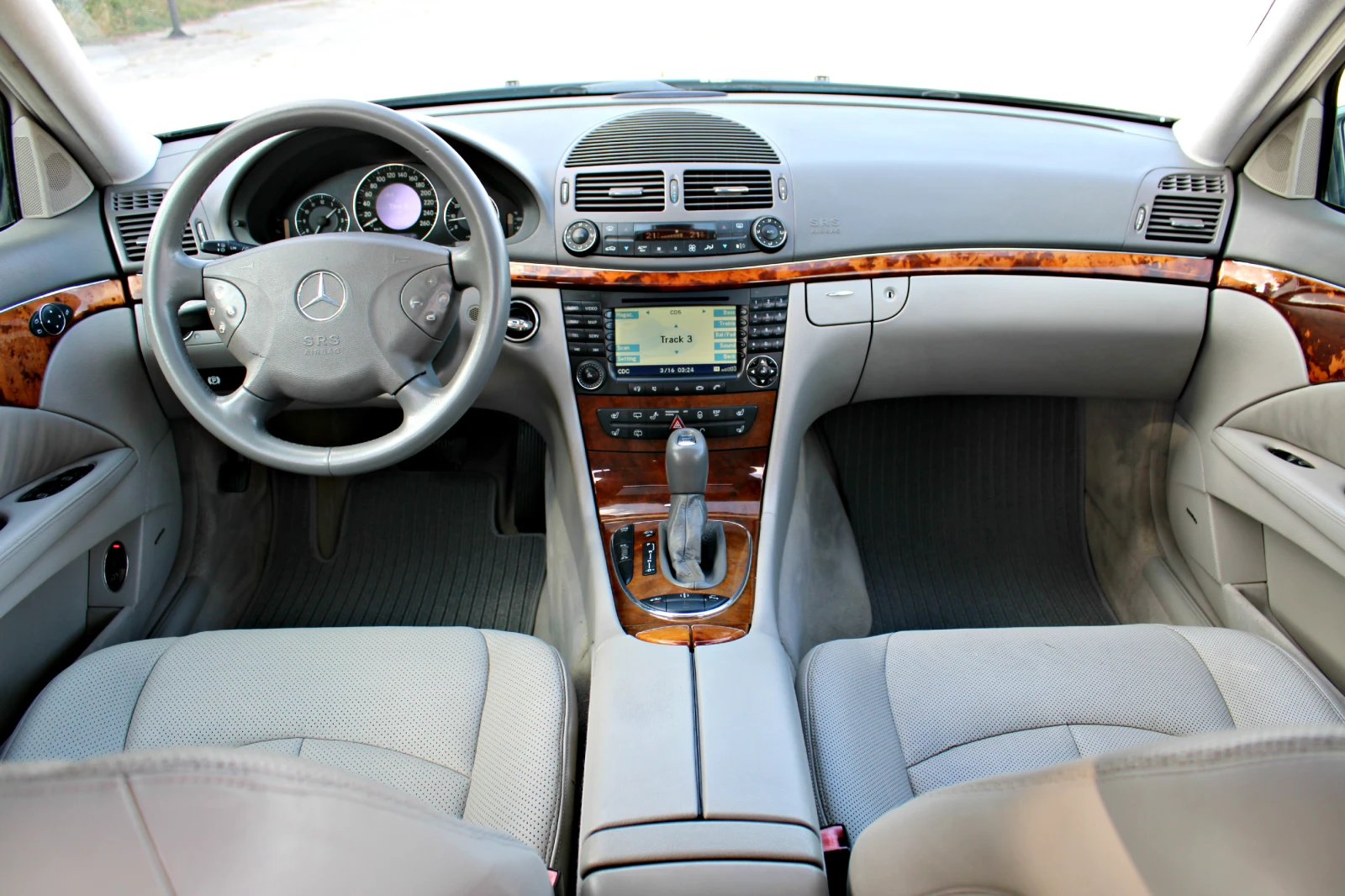 Mercedes-Benz E 500 V8 4-matic Distronic Швейцария, снимка 11 - Автомобили и джипове - 54971954