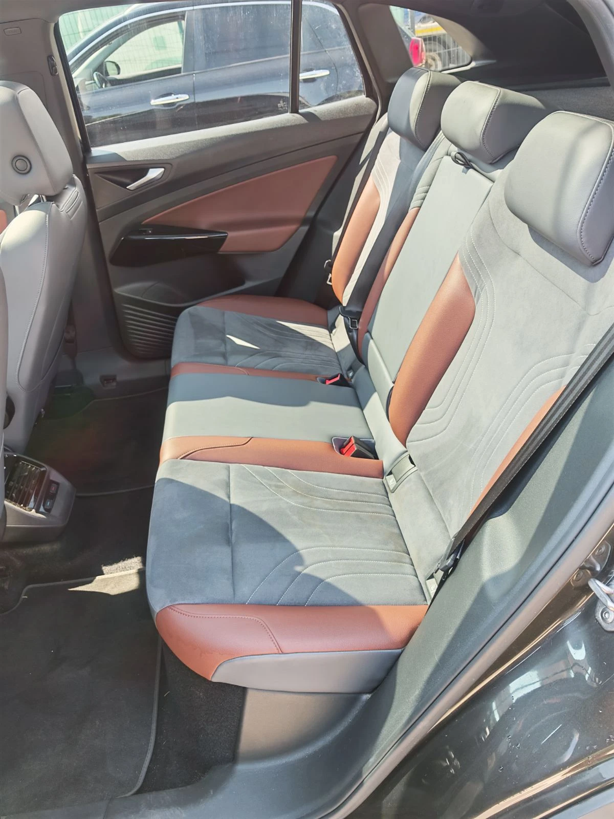 VW ID.4 82KWh 1ST MAX/PANO/HEADUP/ПАМЕТ/360CAM/SOH93%, снимка 9 - Автомобили и джипове - 55048914