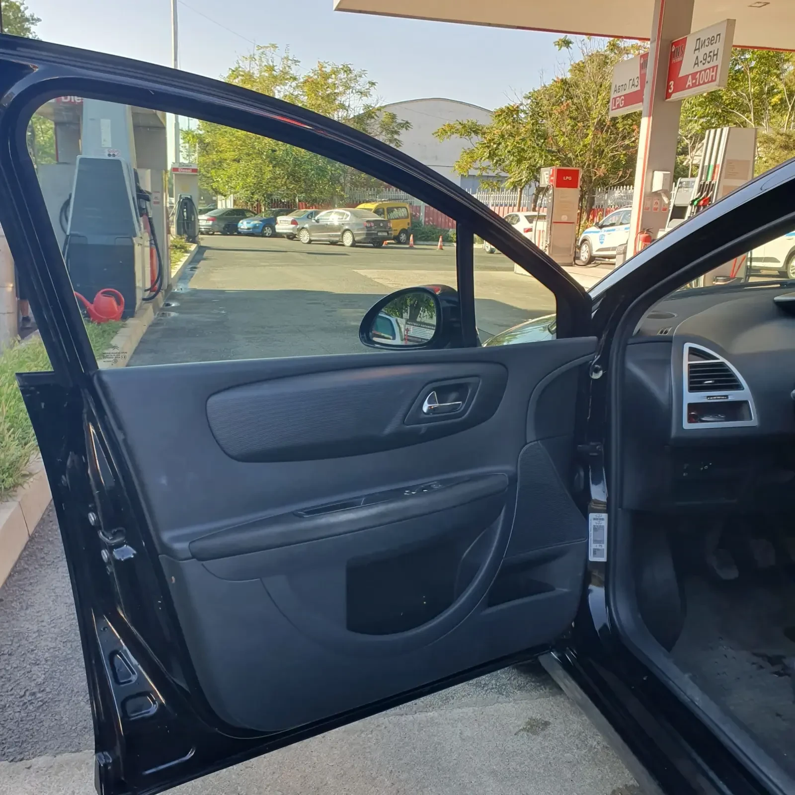 Citroen C4 1.4i Газ/Бензин, снимка 7 - Автомобили и джипове - 55698627