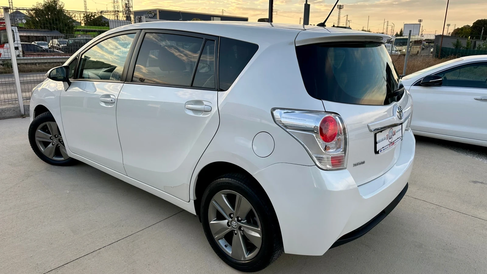 Toyota Verso 7места! Всички Екстри!ТОП състояние!, снимка 6 - Автомобили и джипове - 56261361