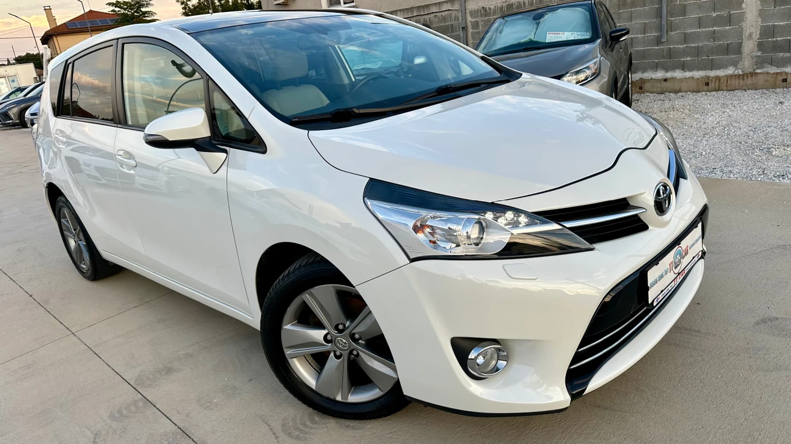 Toyota Verso 7места! Всички Екстри!ТОП състояние!, снимка 3 - Автомобили и джипове - 56261361
