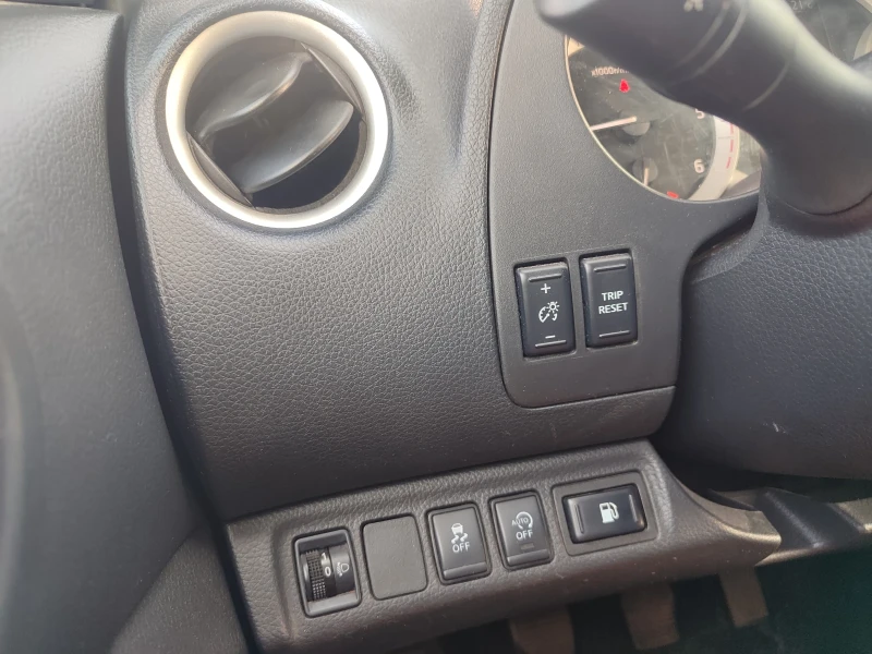 Nissan Navara 2.3 , снимка 4 - Автомобили и джипове - 51022132