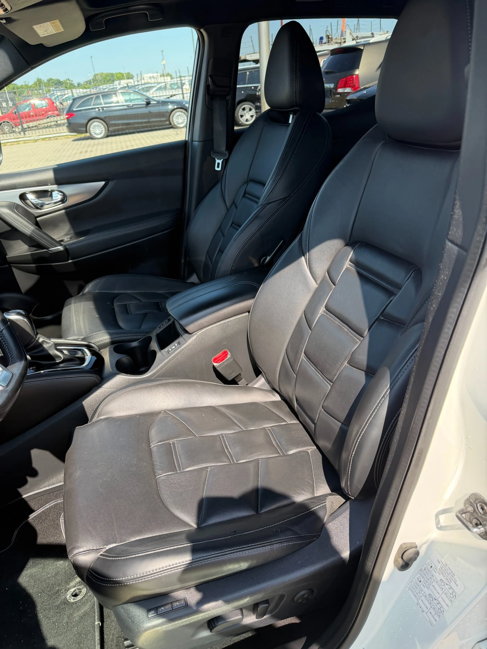 Nissan Qashqai 1.2i AVTOMAT/NAVI/KOJA/PANORAMA/FULL EURO 6, снимка 12 - Автомобили и джипове - 55361751
