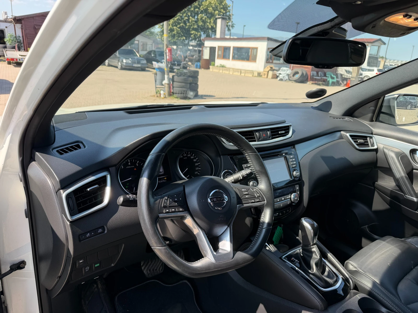Nissan Qashqai 1.2i AVTOMAT/NAVI/KOJA/PANORAMA/FULL EURO 6, снимка 14 - Автомобили и джипове - 55361751