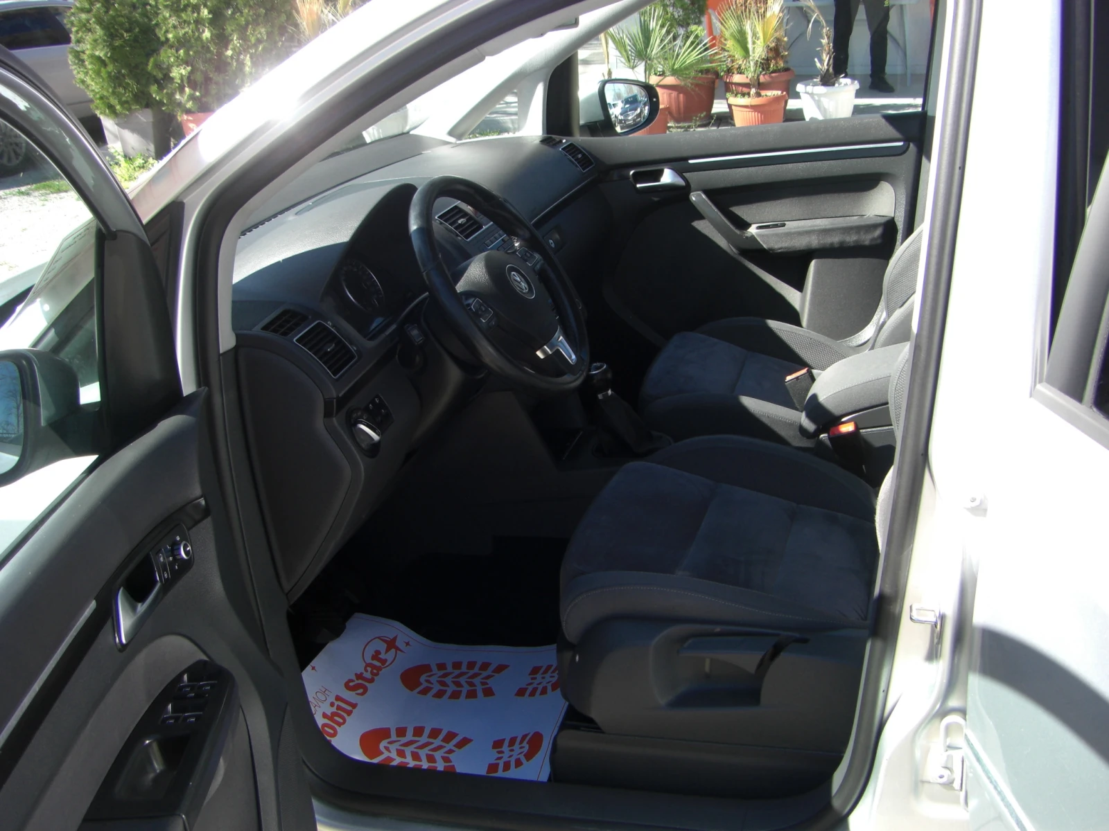 VW Touran 1.4TSI High Line 7 MECTA, снимка 9 - Автомобили и джипове - 54135690