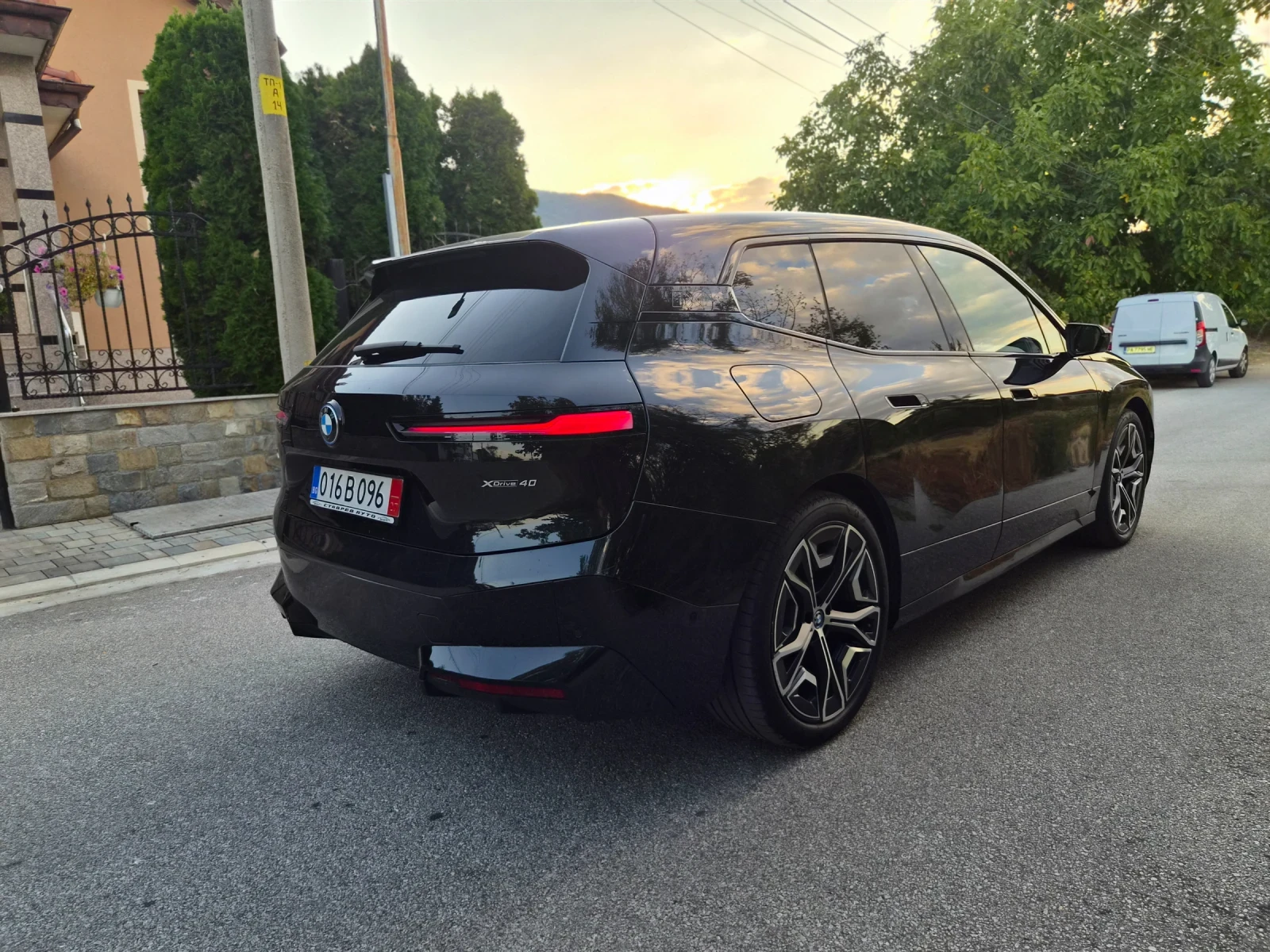 BMW iX XDrive 40/ FULL , снимка 4 - Автомобили и джипове - 55944786