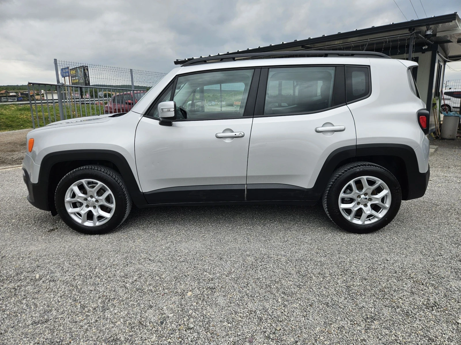 Jeep Renegade 1.6 M-jet , снимка 8 - Автомобили и джипове - 54488325
