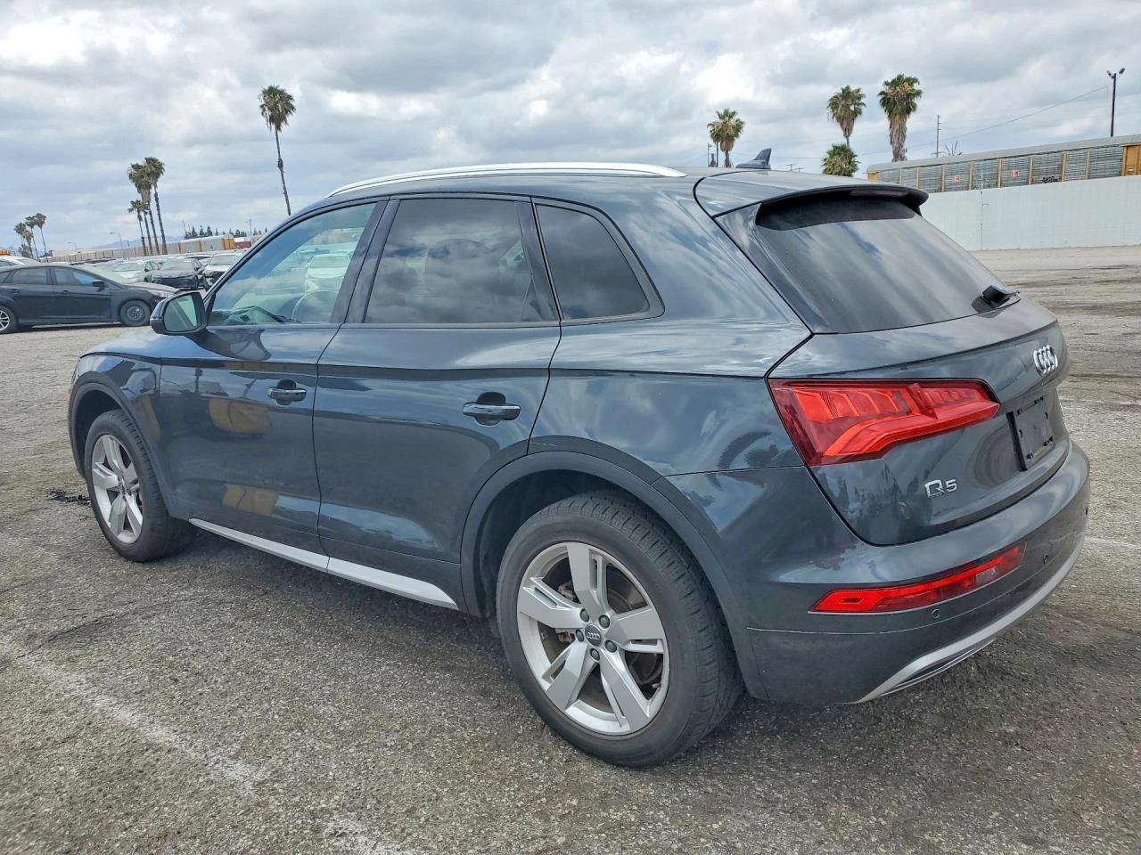 Audi Q5 2.0l Premium, снимка 2 - Автомобили и джипове - 55094239