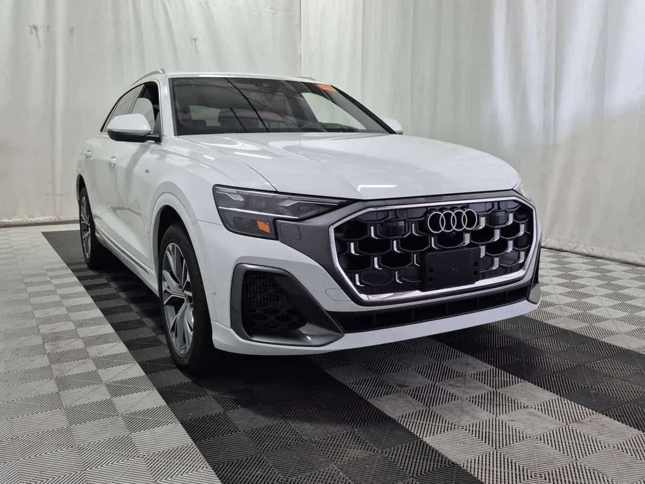 Audi Q8 3.0 TFSI| HUD| PANO| 360| AMBIENT| 2 КЛЮЧА| , снимка 2 - Автомобили и джипове - 56307595