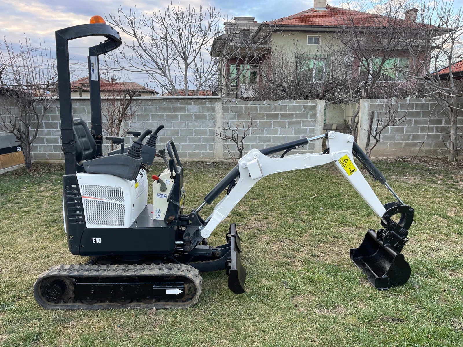 Багер Bobcat E10