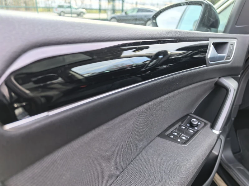 VW Touran ///Rline Full Extra 190кс Автоматик Топ Състояние, снимка 15 - Автомобили и джипове - 52975940