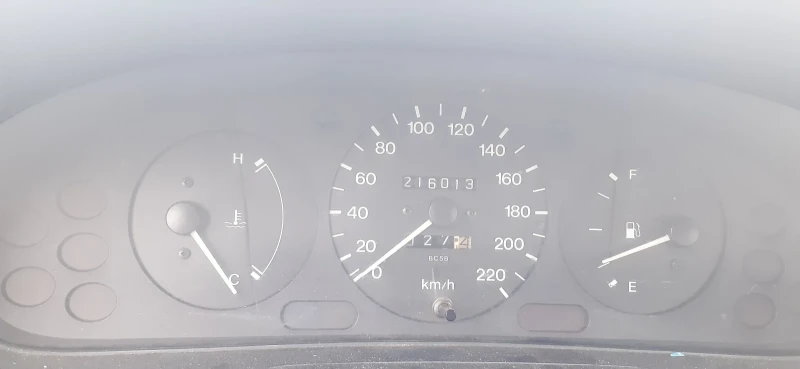 Mazda 323 АГУ, снимка 8 - Автомобили и джипове - 53507688