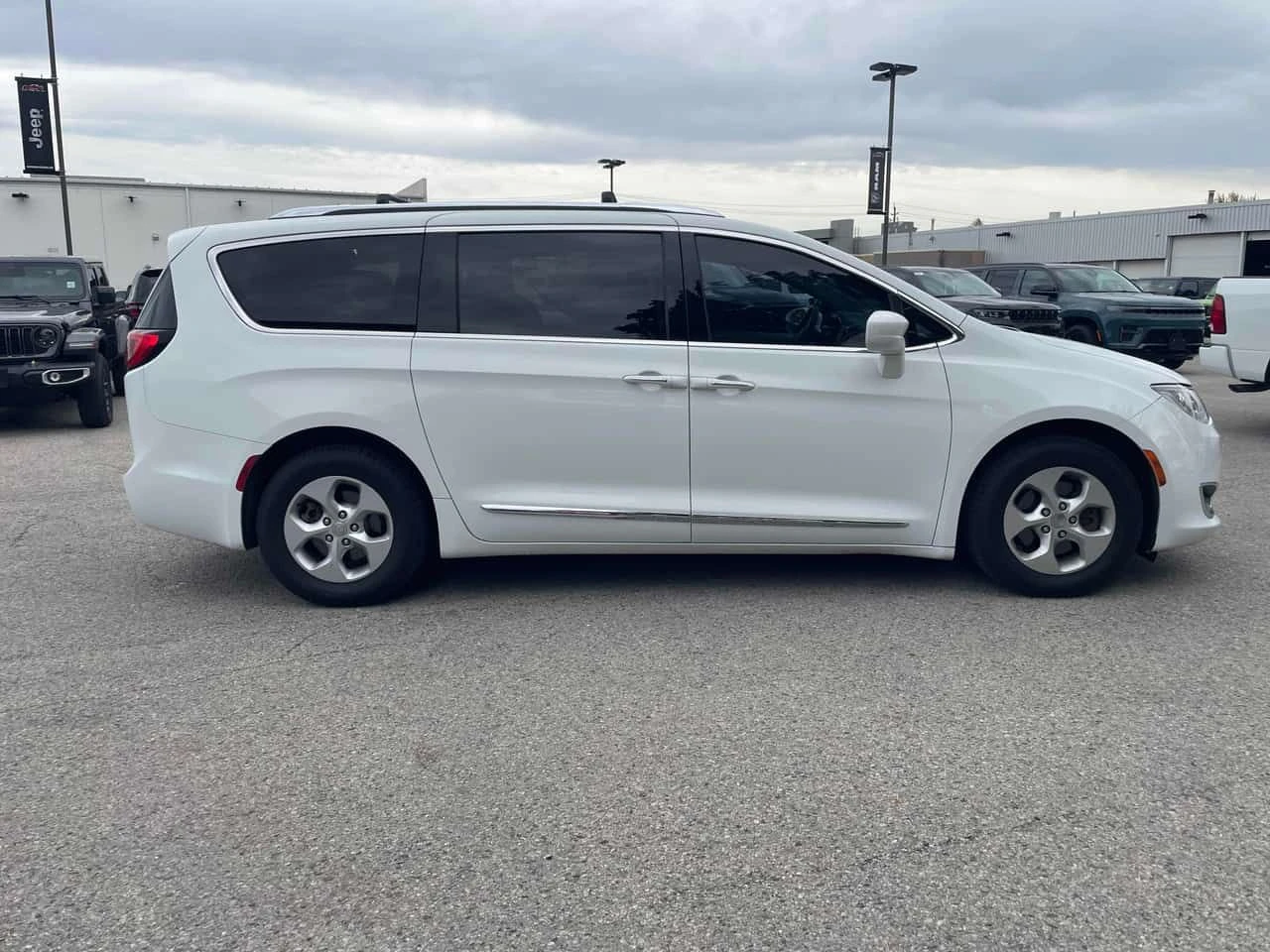 Chrysler Pacifica * Touring L Plus* АВТОКРЕДИТ БЕЗ ПЪРВОНАЧАЛНА ВНОС, снимка 3 - Автомобили и джипове - 54638586