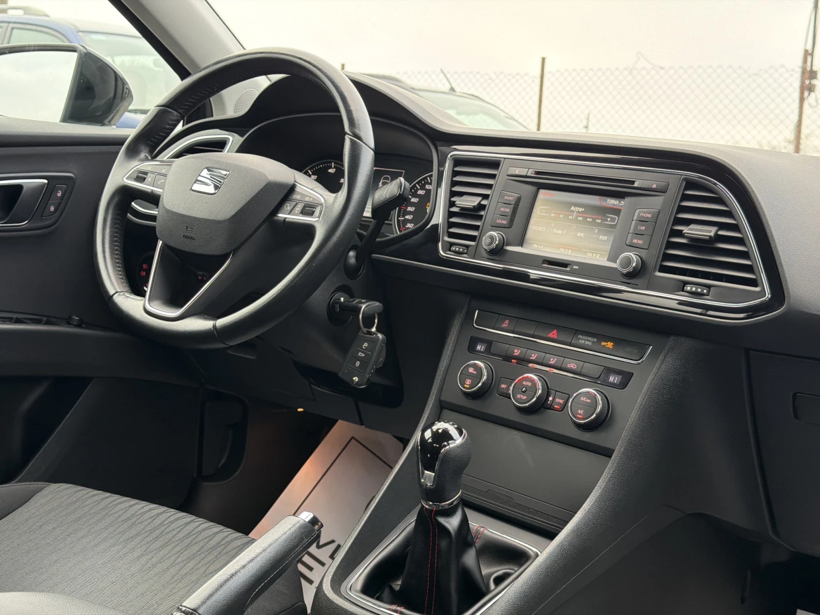 Seat Leon 1.6TDI E5B / Реални КМ / 1 СОБСТВЕНИК / БЕЗ РЪЖДА, снимка 14 - Автомобили и джипове - 55655111