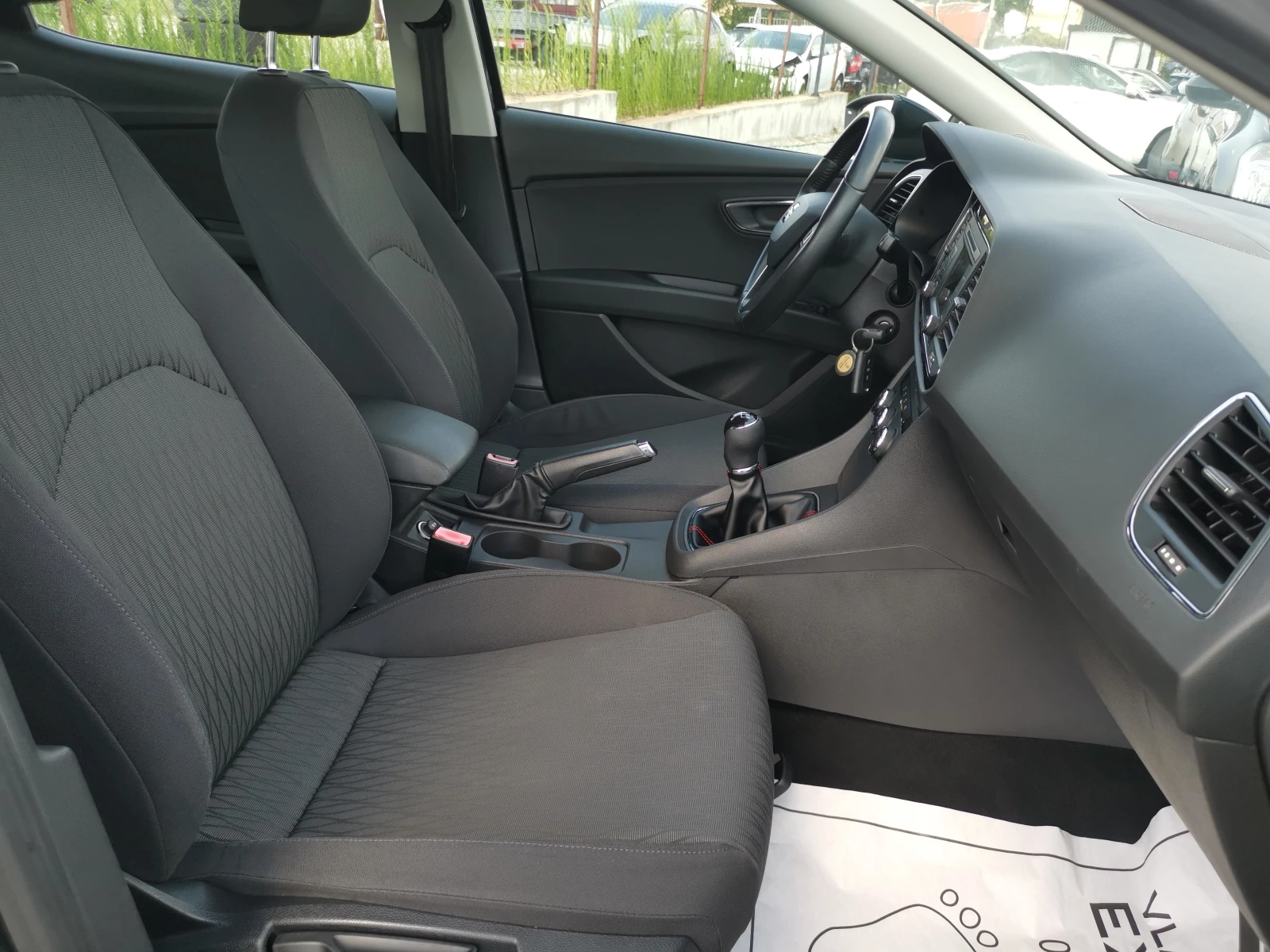 Seat Leon 1.6TDI E5B / Реални КМ / 1 СОБСТВЕНИК / БЕЗ РЪЖДА, снимка 8 - Автомобили и джипове - 55655111