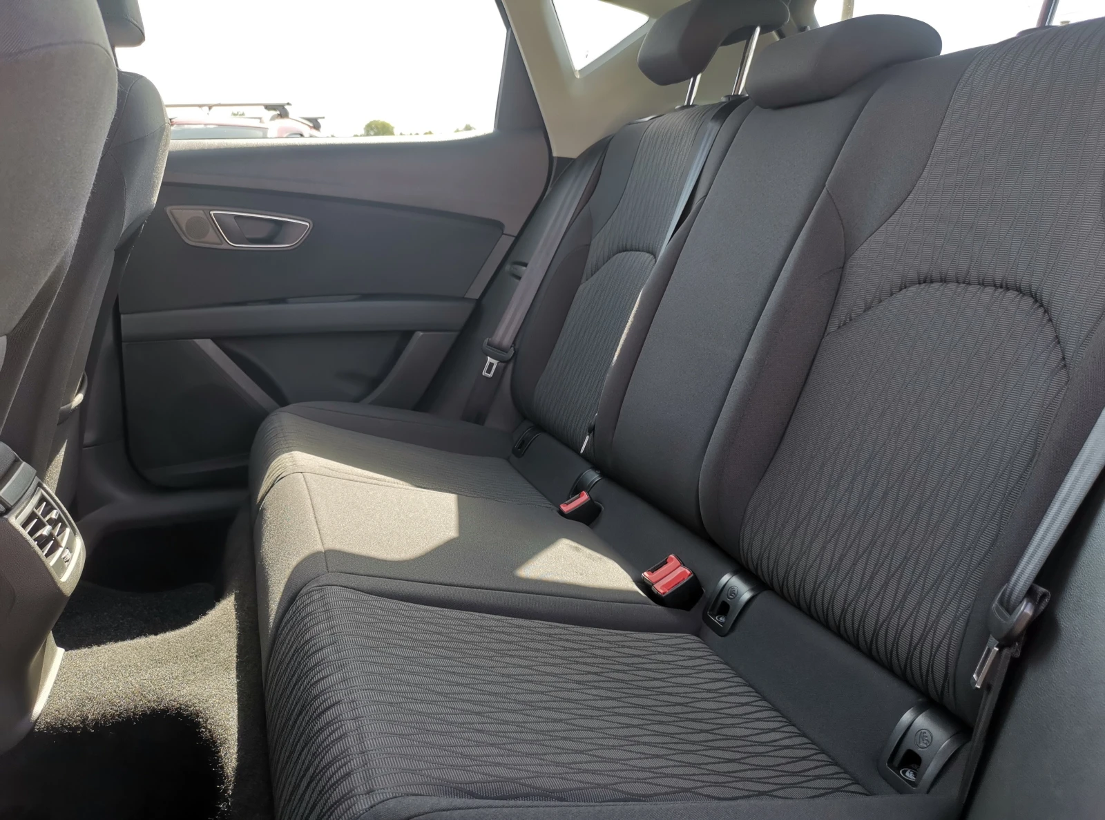Seat Leon 1.6TDI E5B / Реални КМ / 1 СОБСТВЕНИК / БЕЗ РЪЖДА, снимка 7 - Автомобили и джипове - 55655111