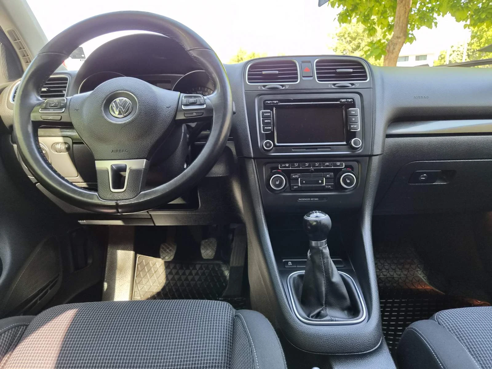VW Golf 1.6 TDI, снимка 15 - Автомобили и джипове - 55677293