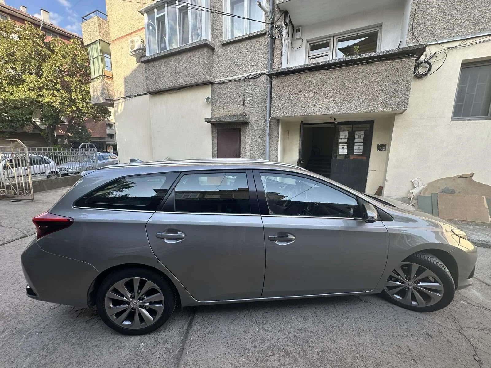 Toyota Auris, снимка 9 - Автомобили и джипове - 55689222