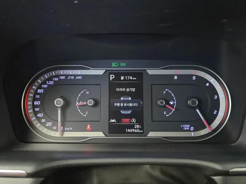 Hyundai Tucson 2.0 2WD MODERN, снимка 8 - Автомобили и джипове - 56161241