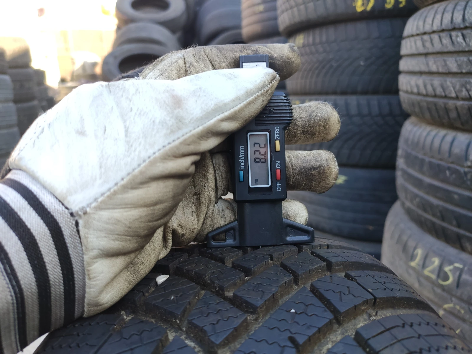 Гуми Зимни 205/60R16, снимка 3 - Гуми и джанти - 54806686