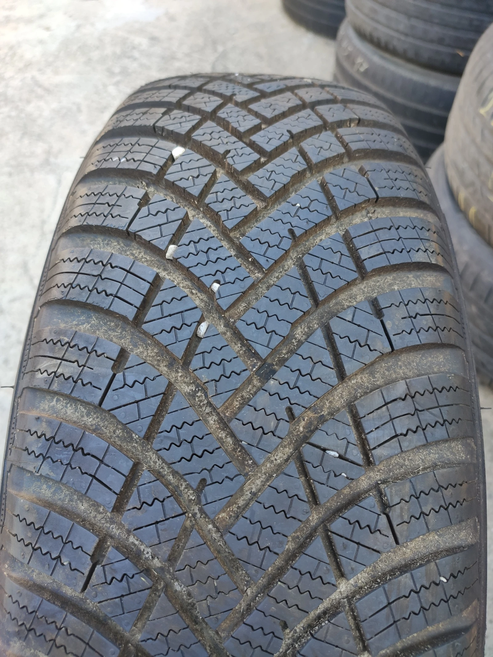 Гуми Зимни 205/60R16, снимка 2 - Гуми и джанти - 54806686