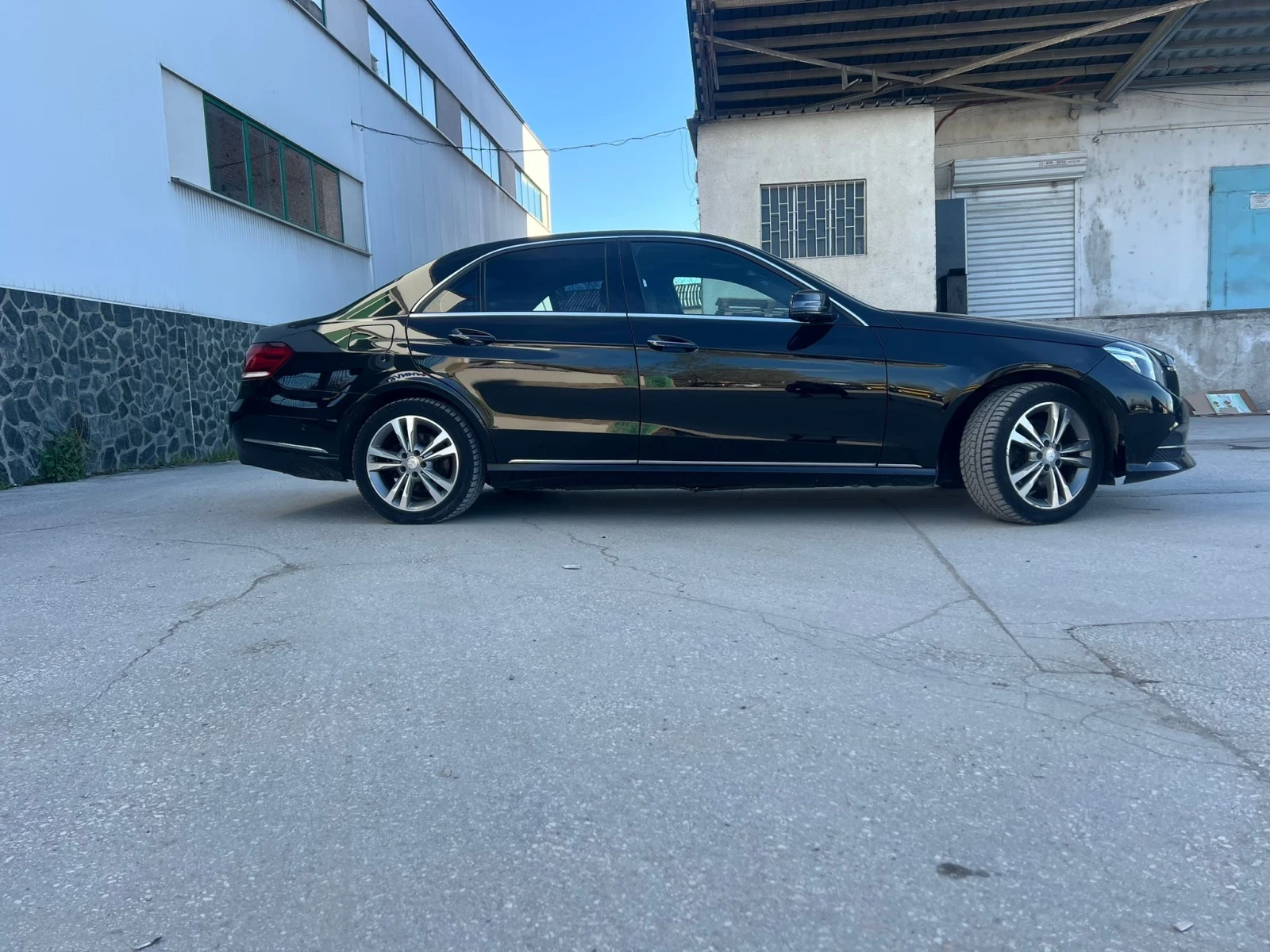 Mercedes-Benz E 300 Дистроник | Keyless | Обслужена | Камера | Кожа, снимка 6 - Автомобили и джипове - 54112293