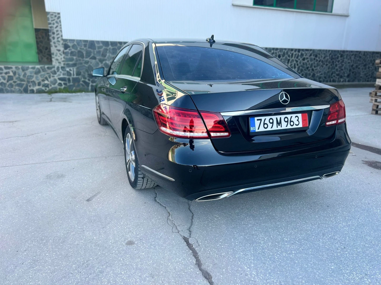 Mercedes-Benz E 300 Дистроник | Keyless | Обслужена | Камера | Кожа, снимка 5 - Автомобили и джипове - 54112293