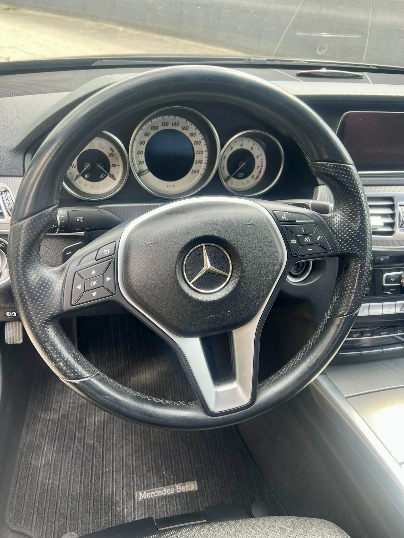 Mercedes-Benz E 300 Дистроник | Keyless | Обслужена | Камера | Кожа, снимка 10 - Автомобили и джипове - 54112293