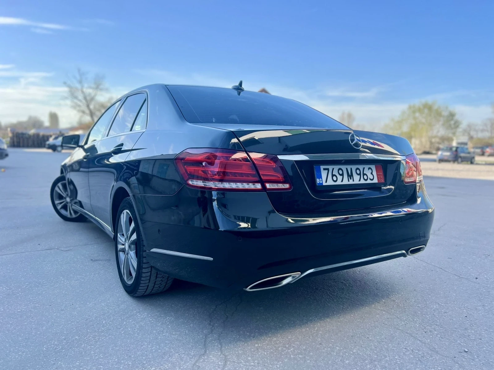 Mercedes-Benz E 300 Дистроник | Keyless | Обслужена | Камера | Кожа, снимка 4 - Автомобили и джипове - 54112293