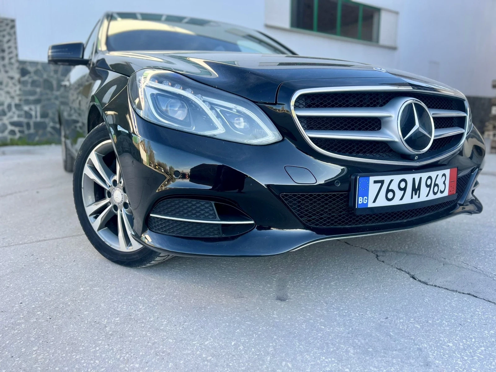 Mercedes-Benz E 300 Дистроник | Keyless | Обслужена | Камера | Кожа, снимка 2 - Автомобили и джипове - 54112293
