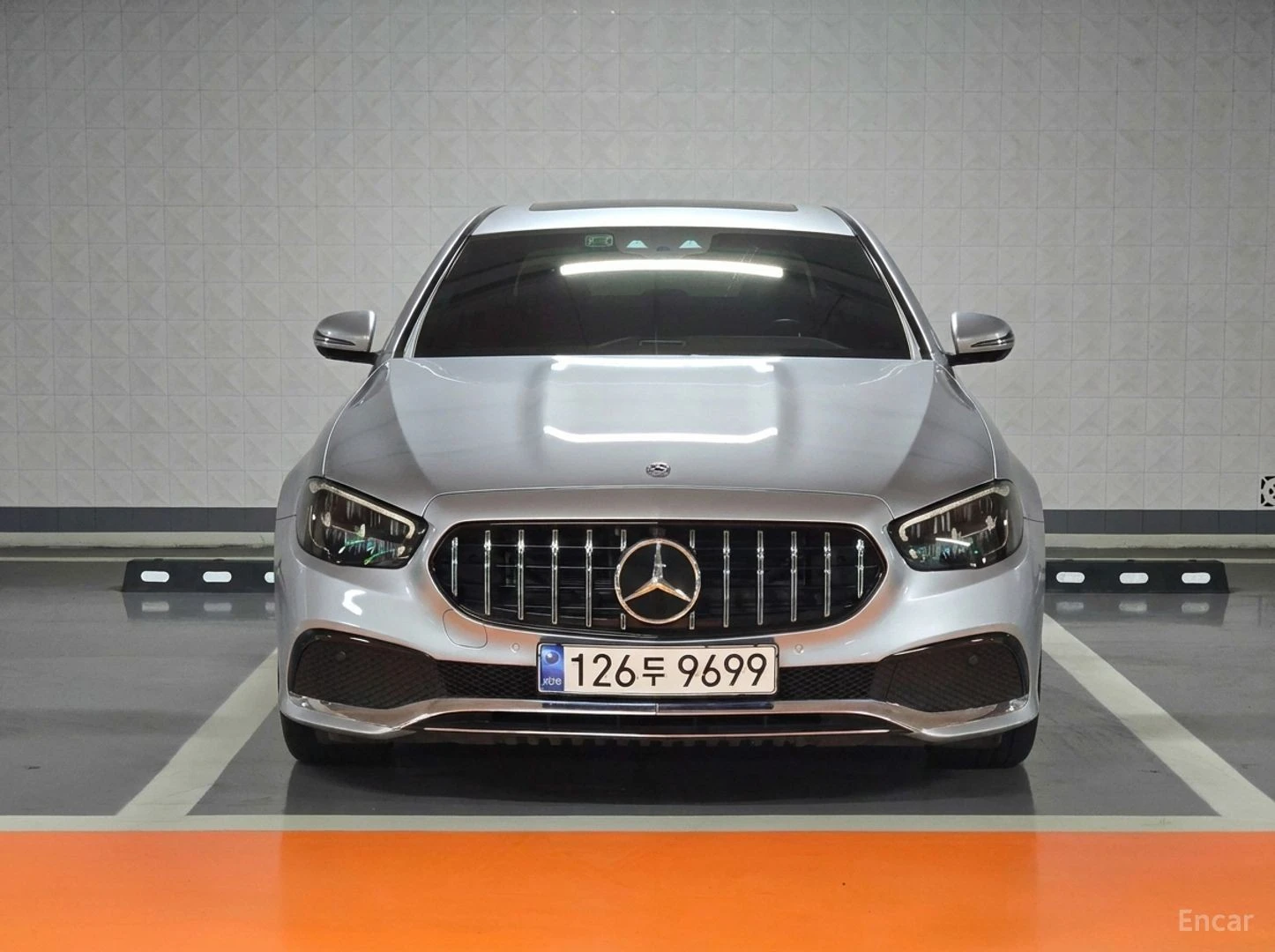 Mercedes-Benz E 250 AVANGARDE* КОЖА* НАВИ* ПАНО* КАМЕРА, снимка 2 - Автомобили и джипове - 55492765