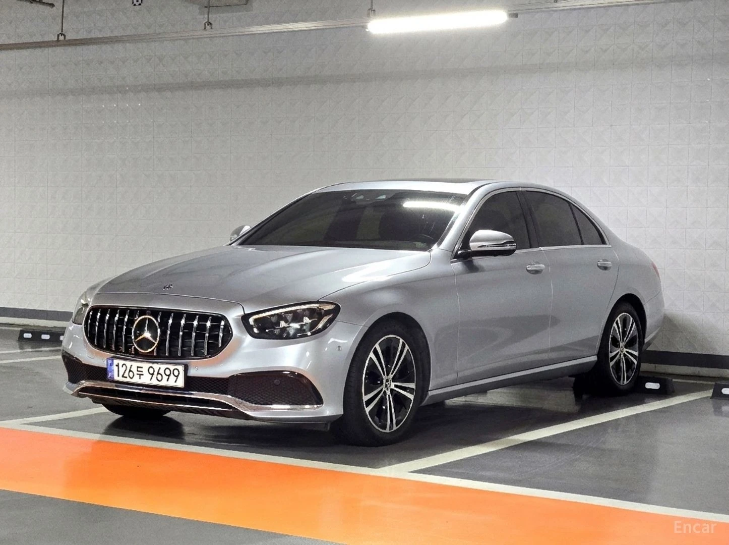 Mercedes-Benz E 250 AVANGARDE* КОЖА* НАВИ* ПАНО* КАМЕРА