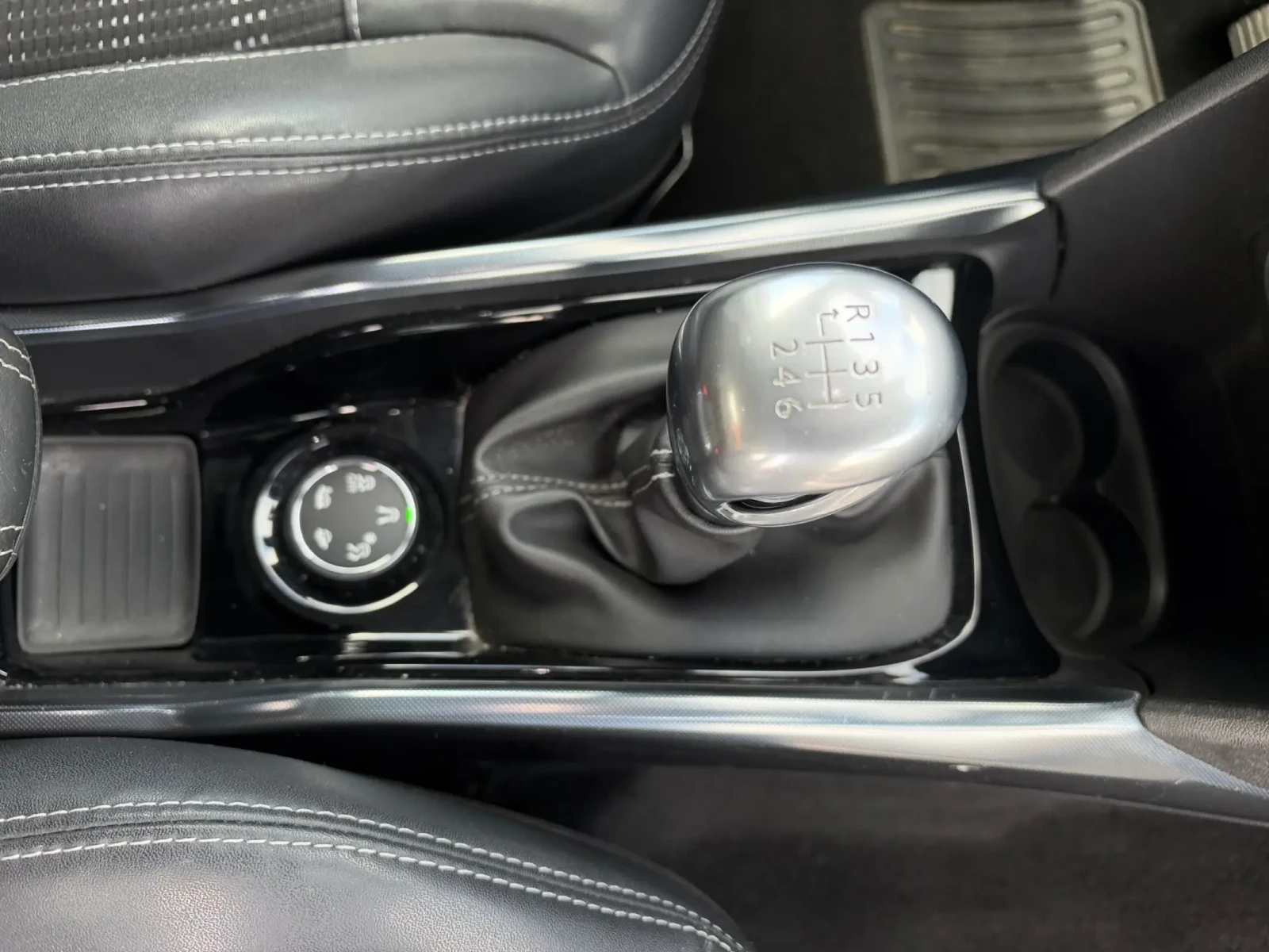 Peugeot 2008 1.6 E-HDi / 6 ск / Navi / Allure, снимка 10 - Автомобили и джипове - 56238010