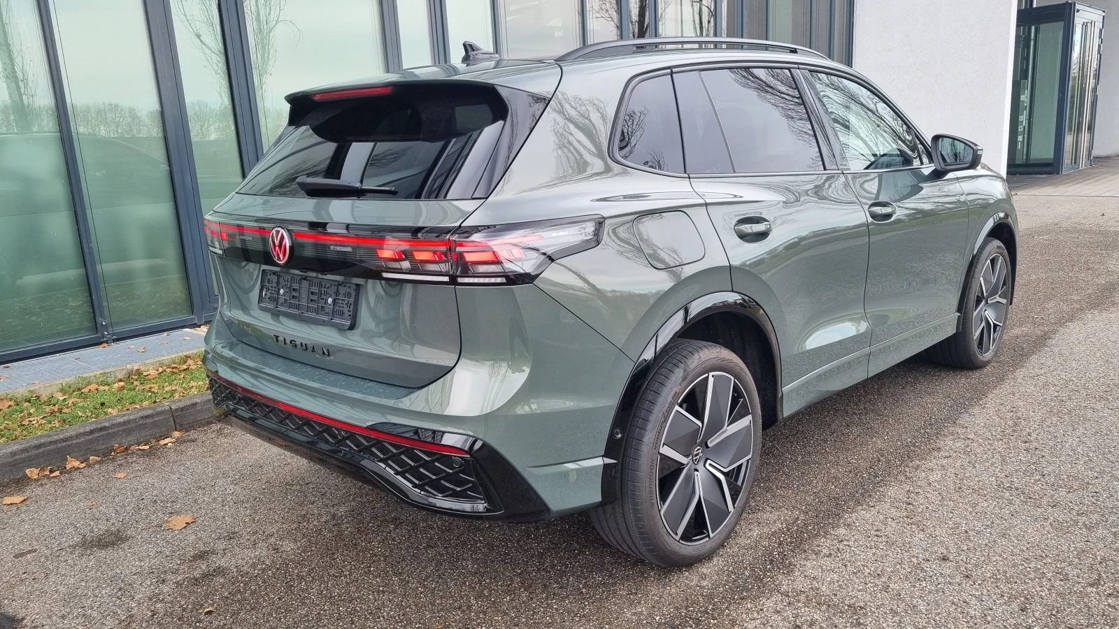 VW Tiguan 1.5TSI eHybrid R-Line , снимка 8 - Автомобили и джипове - 54864871
