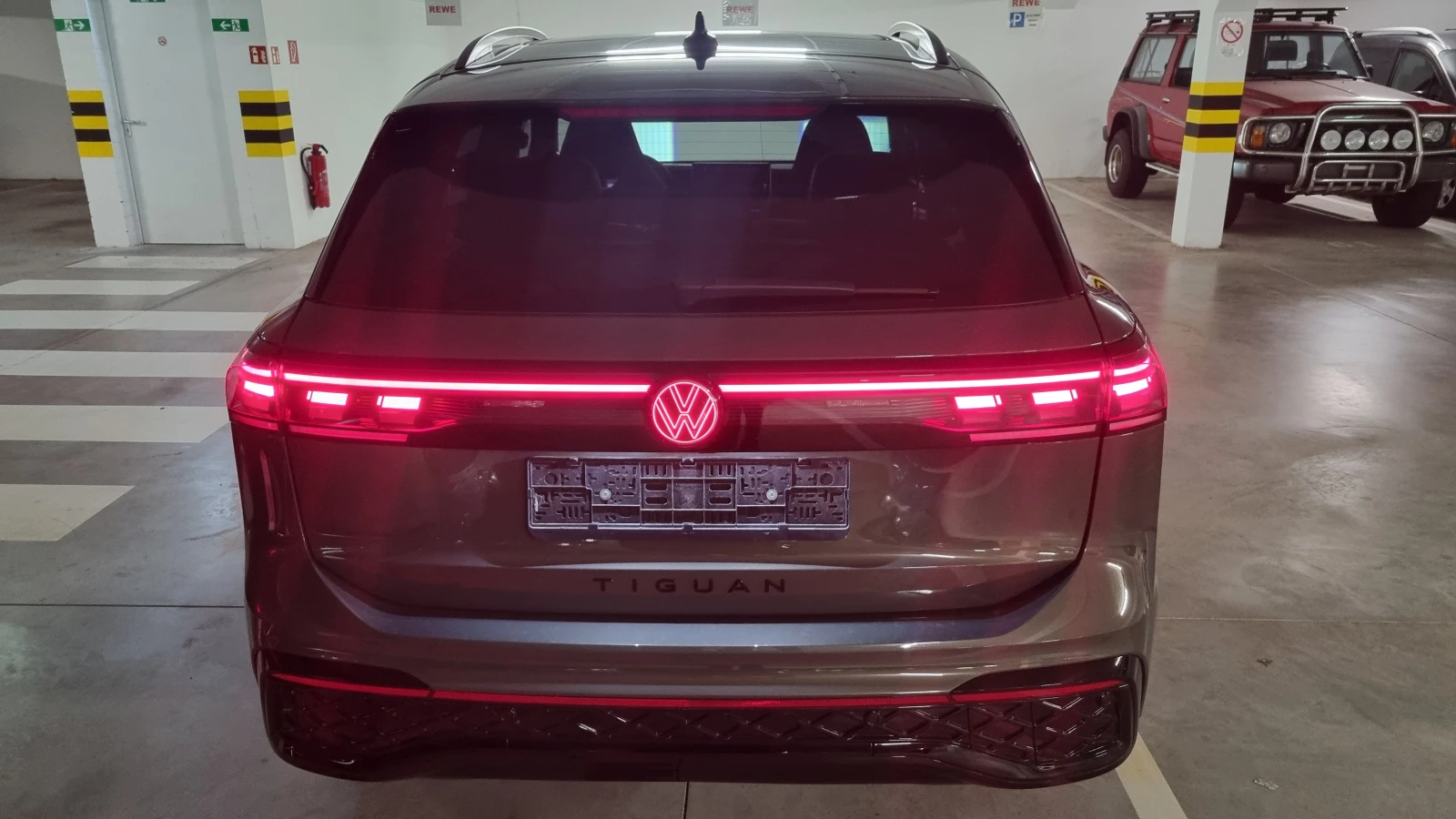 VW Tiguan 1.5TSI eHybrid R-Line , снимка 17 - Автомобили и джипове - 54864871