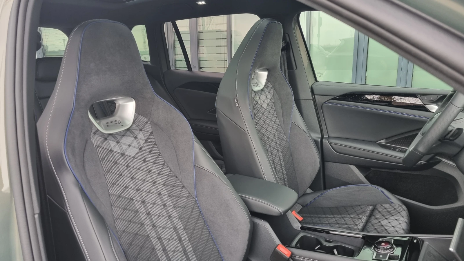 VW Tiguan 1.5TSI eHybrid R-Line , снимка 10 - Автомобили и джипове - 54864871