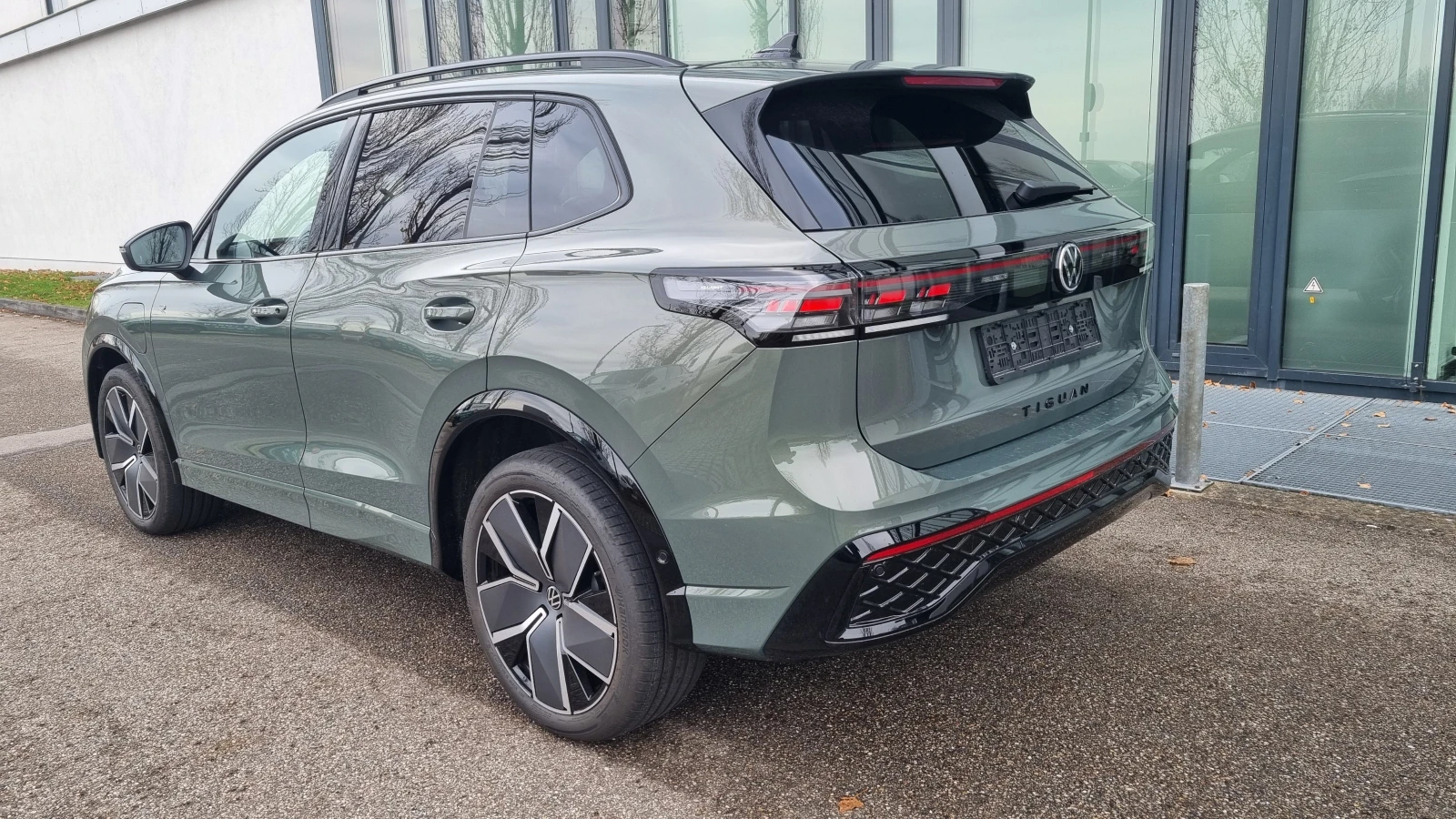 VW Tiguan 1.5TSI eHybrid R-Line , снимка 3 - Автомобили и джипове - 54864871