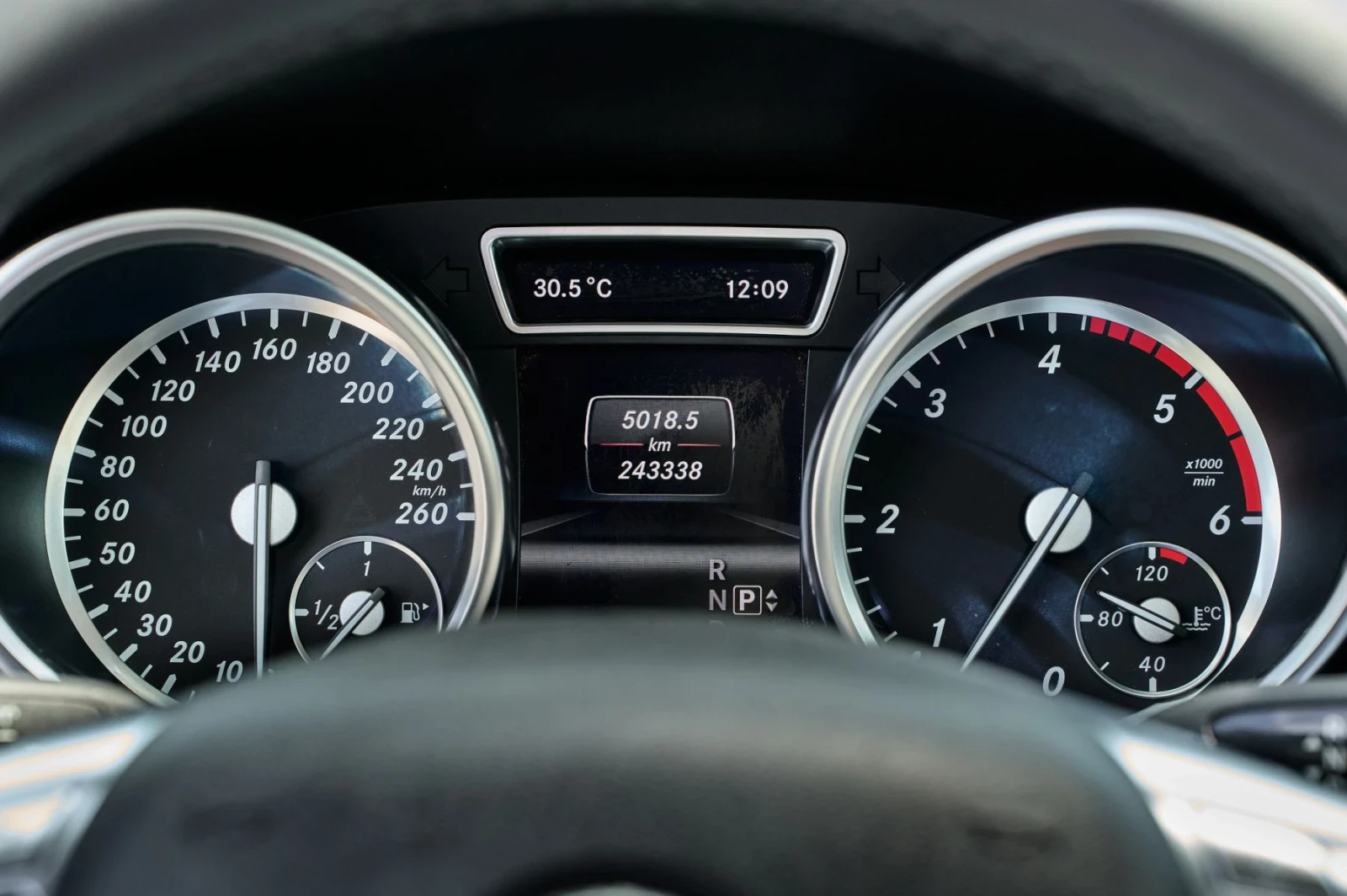 Mercedes-Benz ML 350 AMG-OPTIC * INTELLIGENT LIGHT * Harman kardon * 4X, снимка 17 - Автомобили и джипове - 55042851