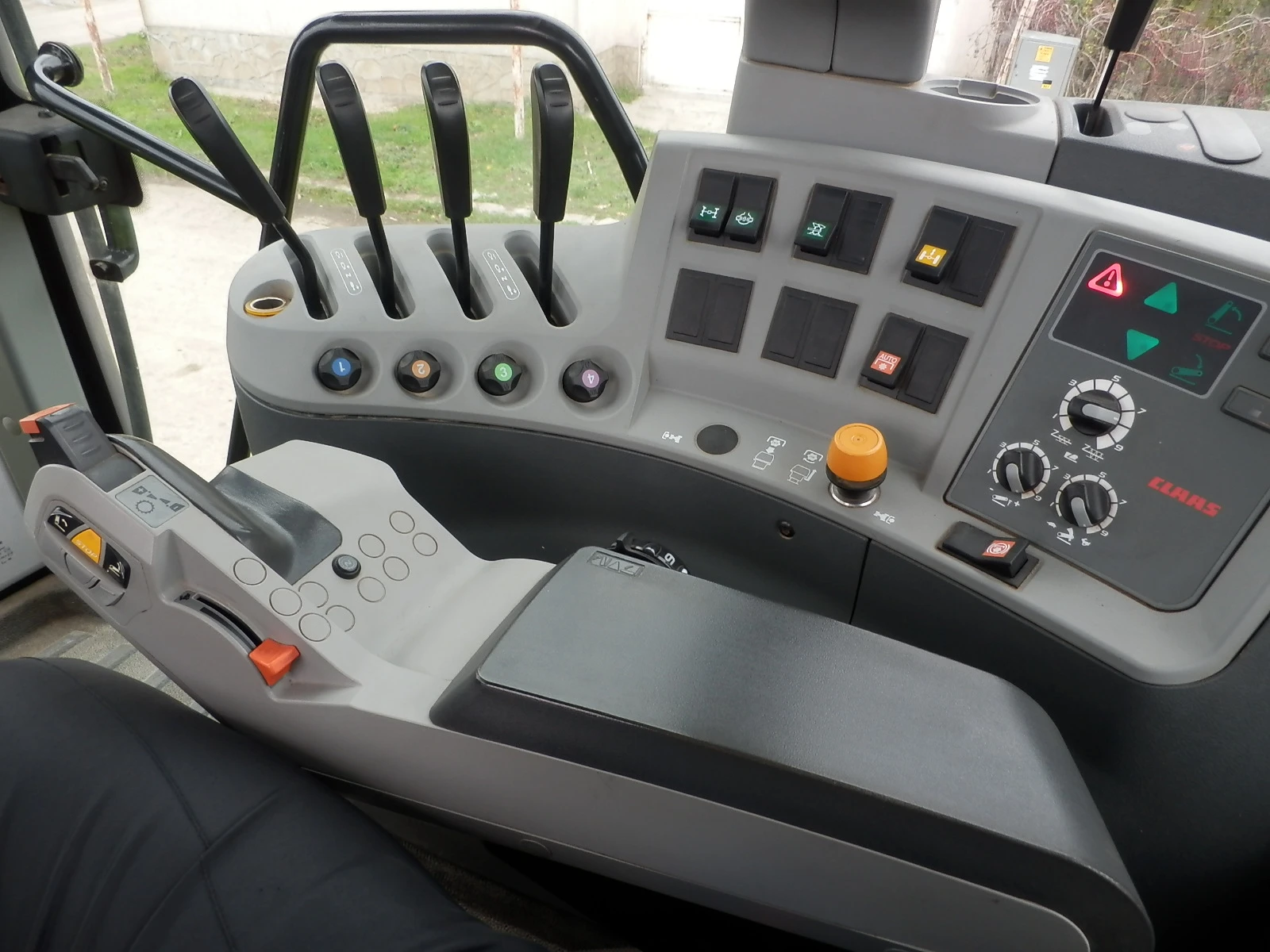 Трактор Claas 810, снимка 6 - Селскостопанска техника - 54195520