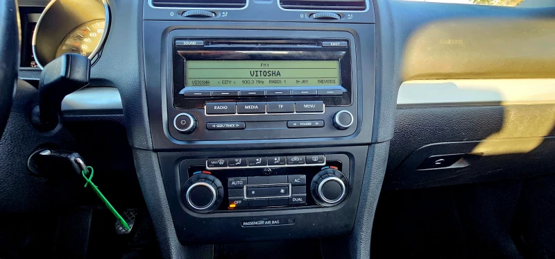 VW Golf  1.6 ФАБРИЧНА ГАЗ, снимка 14 - Автомобили и джипове - 52208632