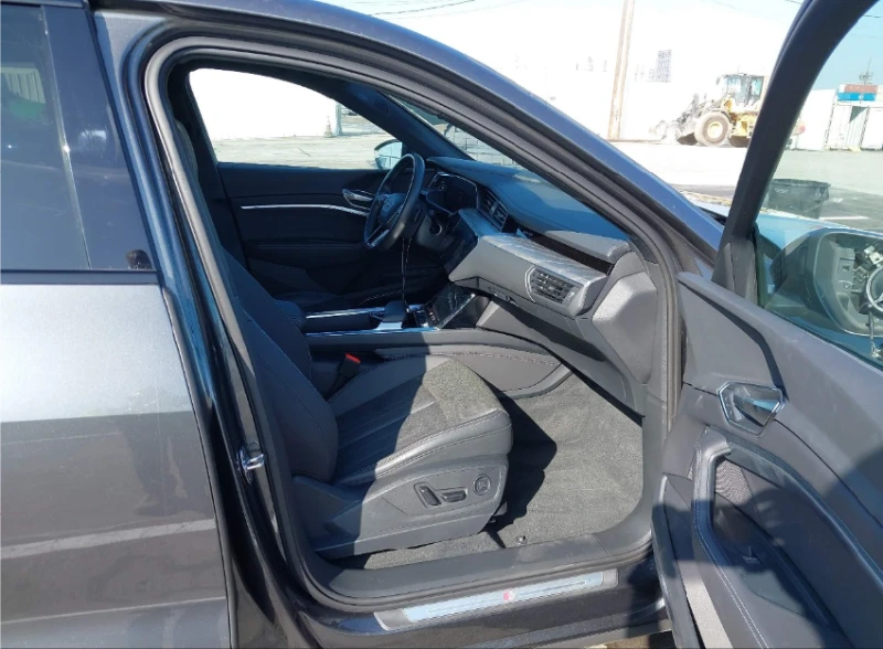 Audi E-Tron S LINE QUATTRO* ОБДУХВАНЕ* Bang & Olufsen* ПОДГРЕВ, снимка 9 - Автомобили и джипове - 52713611