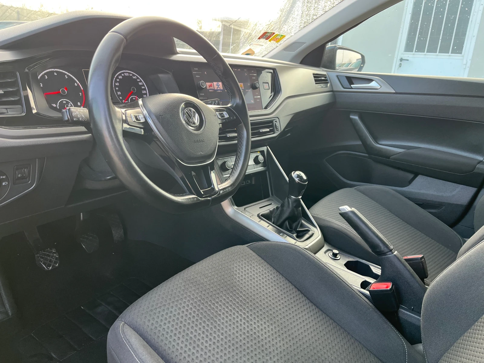 VW Polo 1.0 75к.с, дистроник, климатроник, лед | Mobile.bg — изображение 11