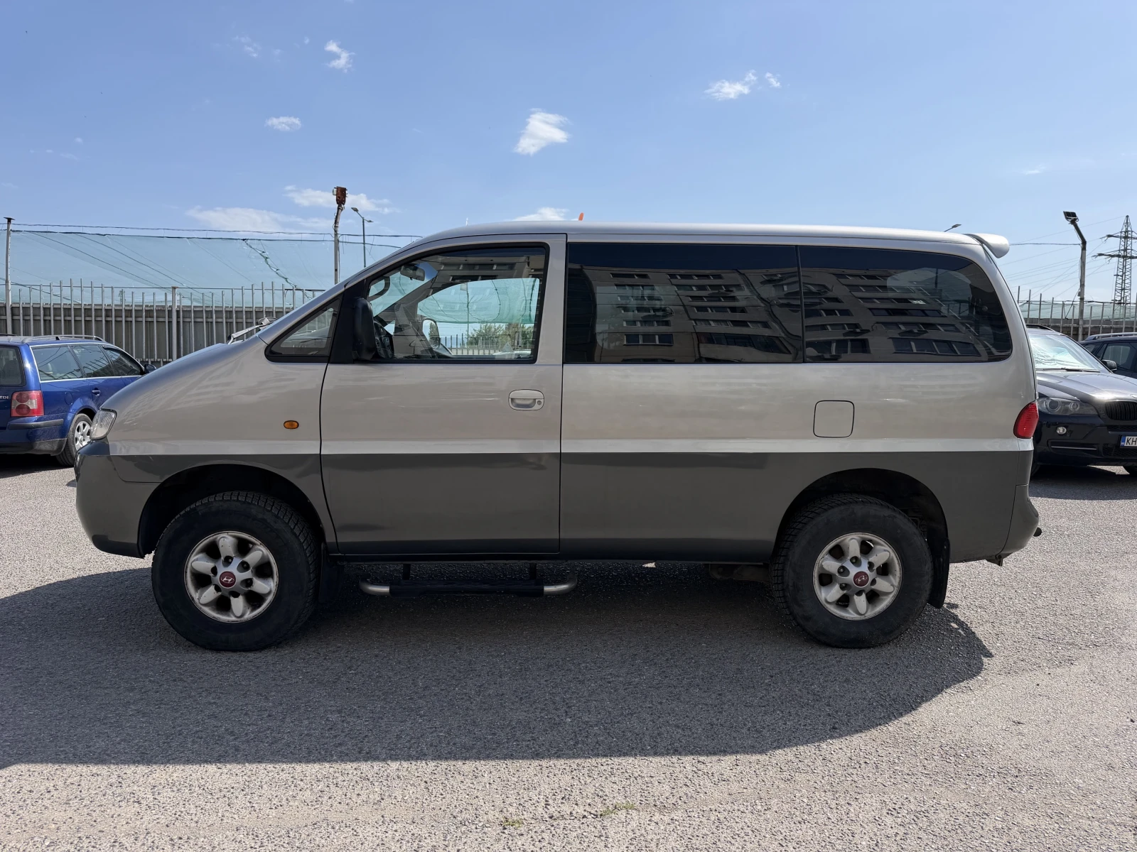 Hyundai Starex 2.5* Дизел* 4х4* Ръчни* скорости* * * , снимка 2 - Автомобили и джипове - 54701369