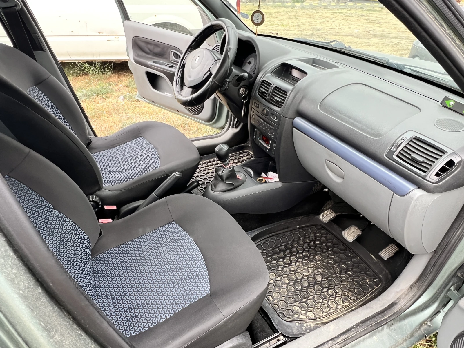 Renault Symbol, снимка 13 - Автомобили и джипове - 56373237