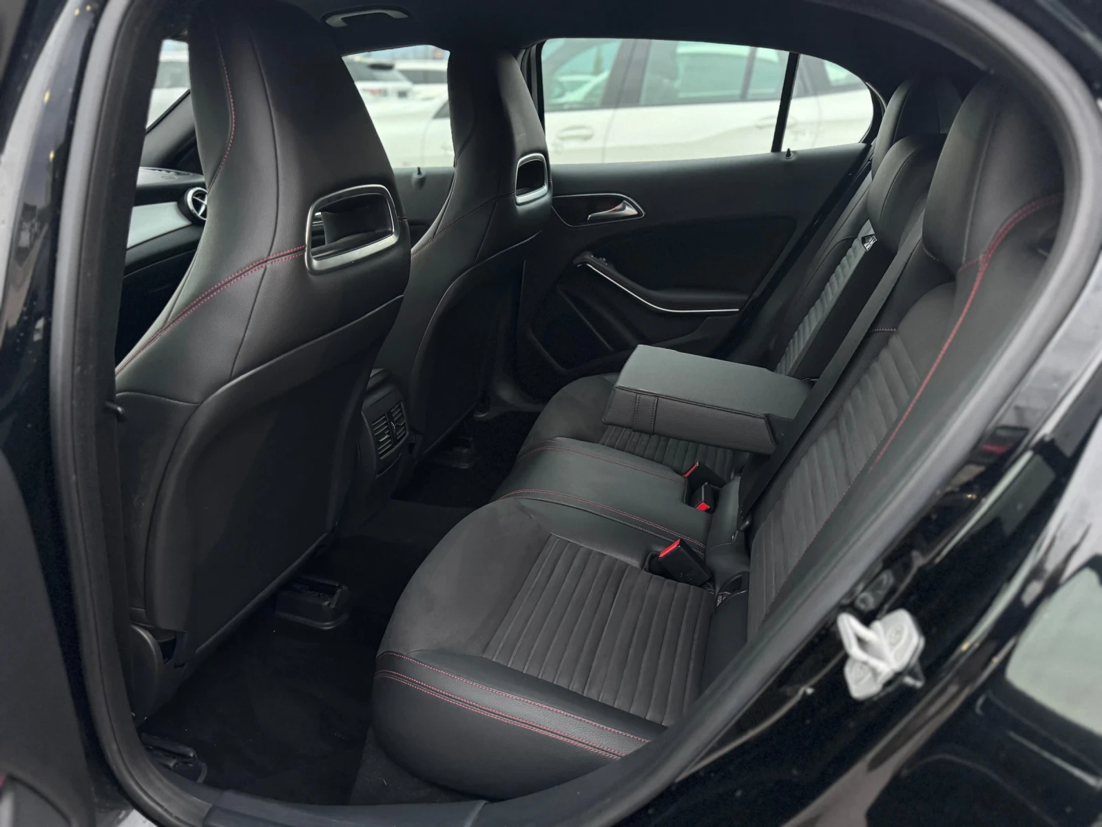 Mercedes-Benz GLA 220 AMG 4MATIC premium, снимка 11 - Автомобили и джипове - 53902972