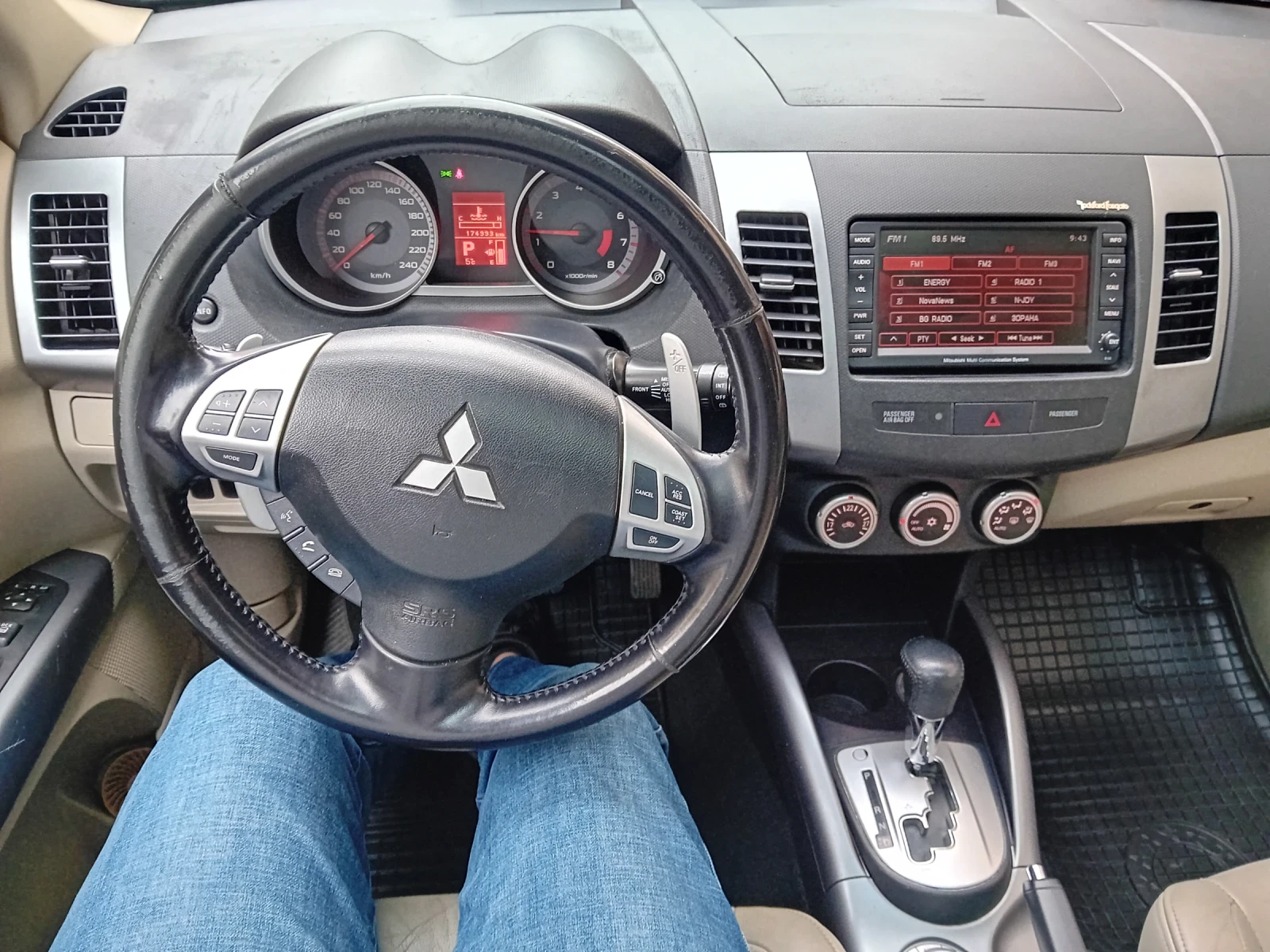 Mitsubishi Outlander 2.4i 4x4 automatic full, снимка 9 - Автомобили и джипове - 56718164