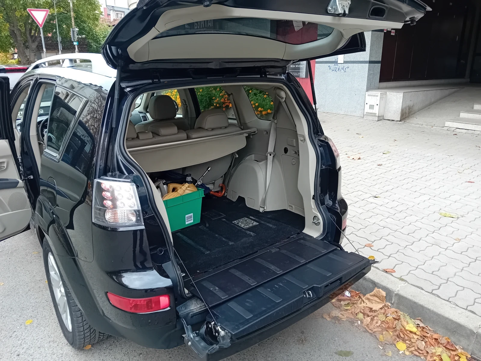 Mitsubishi Outlander 2.4i 4x4 automatic full, снимка 14 - Автомобили и джипове - 56718164